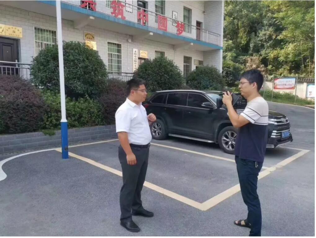 源碼愛心捐贈(zèng)太陽(yáng)能智慧路燈，照亮亮源鄉(xiāng)精準(zhǔn)扶貧路