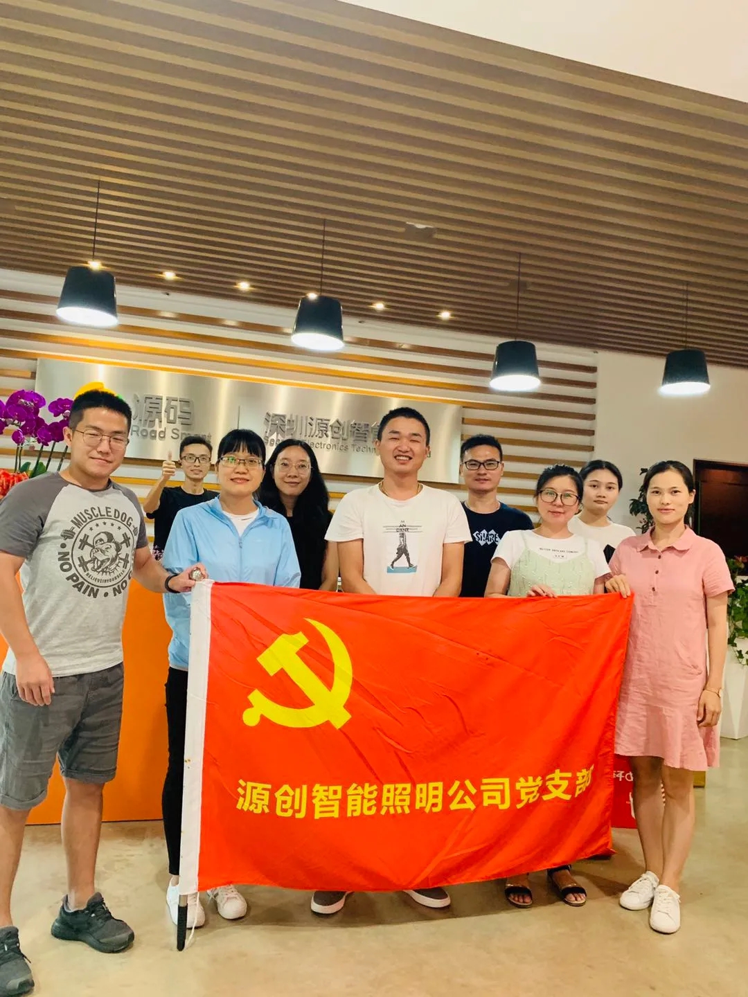 喜逢中秋加國慶，月圓家圓就團(tuán)圓